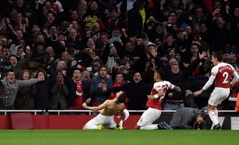 El festejo de Torreira tras su primer gol en Arsenal