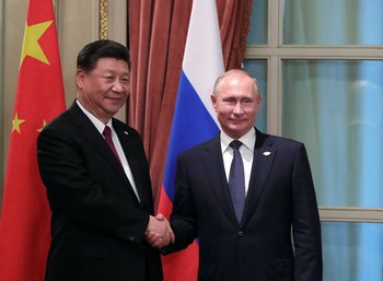 Foto de archivo. El presidente chino, Xi Jinping, saluda a su par ruso, Vladimir Putin