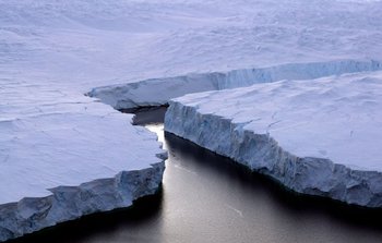 n iceberg gigantesco de 1.550 kilómetros cuadrados, similar al tamaño de la mitad de Bélgica, se desprendió de la zona norte de la Antártida el domingo pasado.