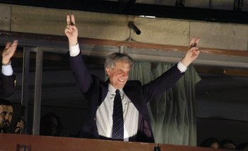 Tabaré Vázquez festeja el triunfo de las elecciones del Frente Amplio en 2004