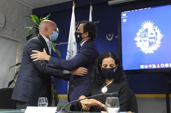 El empresario Giuseppe Cipriani junto al ministro de Turismo, Germán Cardoso, y la ministra de Economía, Azucena Arbeleche