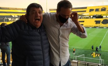 Barrera y Ruglio celebrando en el Estadio Campeón del Siglo