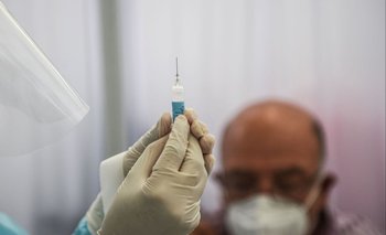 Trabajador de la salud prepara una inyección de la vacuna de Sinopharm