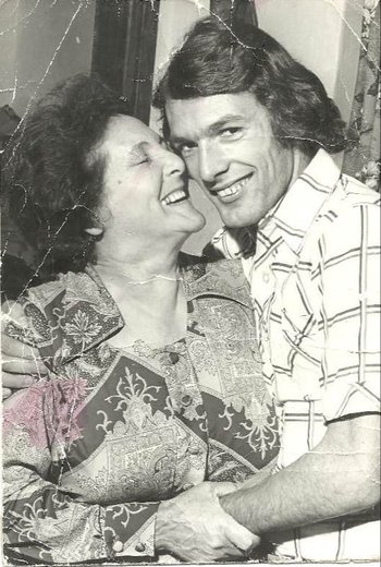 Lorenzo Unánue y su mamá Eva, en el momento en que se entera que fue citado por primera vez a la selección uruguaya