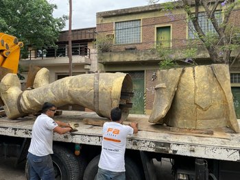 Traslado de la estatua gigante de Marcelo Gallardo