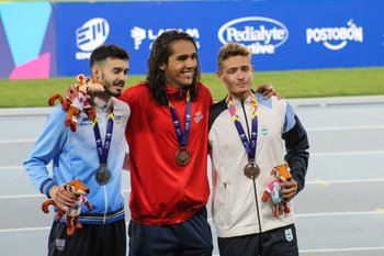 Santiago Catrofe, a la izquierda de la foto del podio de los Juegos Panamericanos Junior de Cali, logró la medalla de plata en los 1.500 metros