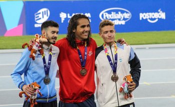 Santiago Catrofe, a la izquierda de la foto del podio de los Juegos Panamericanos Junior de Cali, logró la medalla de plata en los 1.500 metros