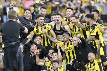 El festejo de varios futbolistas de Peñarol tras ganar el Clausura y la Anual