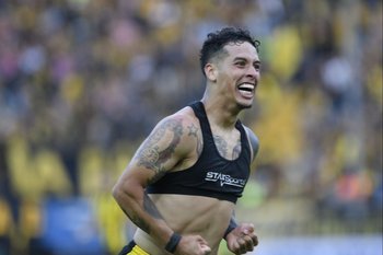 Jesús Trindade festeja uno de sus dos goles para Peñarol ante Sud América