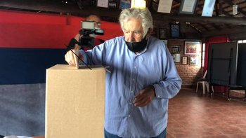 José Mujica votó este domingo en la interna frenteamplista en el Quincho de Varela