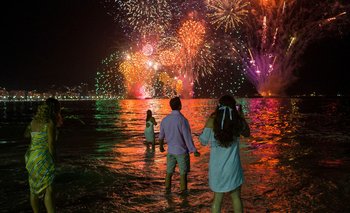 Foto de archivo de celebración de fin de año en la playa Copacabana en Río de Janeiro, Brasil