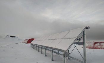 Generador fotovoltaico en la Base Artigas de la Antártida.