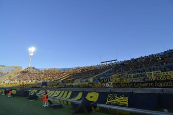Partido entre Plaza Colonia y Peñarol por las semifinales del Campeonato Uruguayo 2021 en el Estadio Centenario