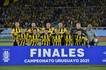 Partido entre Plaza Colonia y Peñarol por las semifinales del Campeonato Uruguayo 2021 en el Estadio Centenario