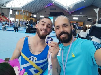 Rostagno luce orgulloso su medalla con Martínez