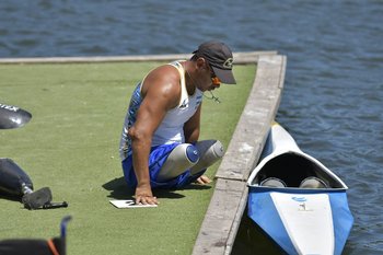 Competidor de paracanotaje rumbo a su kayak