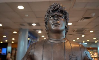 La estatua de Diego Maradona en el aeropuerto de Ezeiza en Argentina.