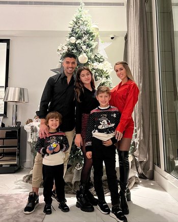 Luis Suárez publicó un saludo de Navidad junto a su esposa y sus hijos