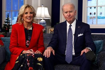 Joe y Jill Biden durante las llamadas de Navidad