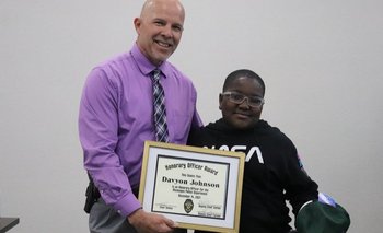 El jefe de policía de Muskogee, Johnny Teehee, otorgó un premio de oficial honorario a Davyon Johnson, de 11 años