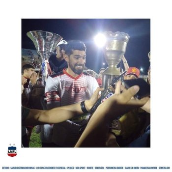 El Loco Abreu recibe el trofeo de campeón de Minas