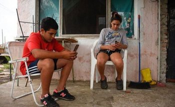 Niños tomaban clase por celular en abril de 2021 el asentamiento Santa Eugenia
