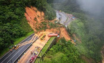 Una carretera en Brasil bloqueada por el desplazamiento de tierra