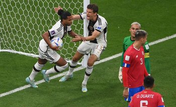Gnabry celebra su gol con Müller