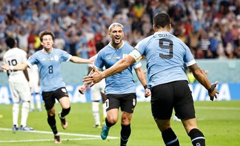 Giorgian De Arrascaeta festeja su gol con Luis Suárez en la victoria de Uruguay contra Ghana por el Mundial Qatar 2022