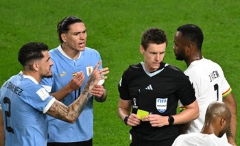 Darwin Núñez protestándole al árbitro alemán en el partido ante Ghana