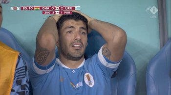 Luis Suárez terminó el partido con lágrimas, como otros de sus compañeros y los hinchas, tras enterarse del 2-1 de Corea ante Portugal