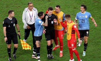 El final de Uruguay y Ghana con los jugadores de la selección reclamando al árbitro alemán