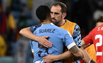El abrazo de Godín y Suárez en Qatar 2022