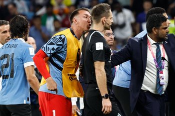 Muslera le dice de todo al árbitro alemán de Uruguay-Ghana