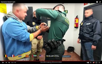 Europol muestra a la Policía de la Guardia Civil española deteniendo a sospechosos en un lugar no revelado en España como parte de una investigación de tráfico de drogas.