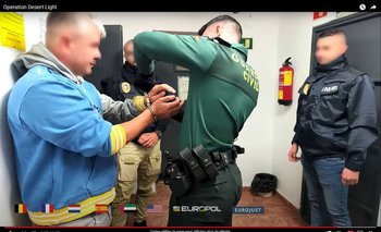 Europol muestra a la Policía de la Guardia Civil española deteniendo a sospechosos en un lugar no revelado en España como parte de una investigación de tráfico de drogas.