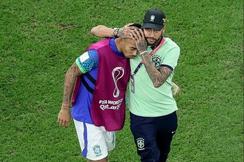 Neymar consuela a Gabriel Jesus