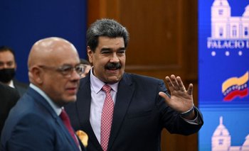 Nicolás Maduro saluda junto al presidente de la Asamblea Nacional, Jorge Rodríguez, después de una conferencia de prensa en el Palacio Presidencial de Miraflores en Caracas.