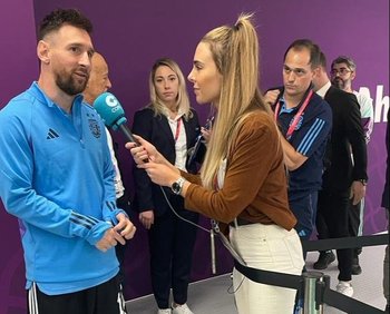 Messi con la periodista de Cope