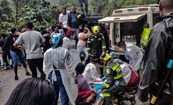 El accidente ocurrió este domingo en la mañana cuando la ladera de una montaña tuvo un desprendimiento y cayó sobre los vehículos que atravesaban la ruta en el municipio de Pueblo Rico