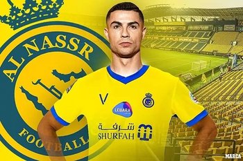 Cristiano Ronaldo con la camiseta de su nuevo club, Al Nassr de Arabia Saudita