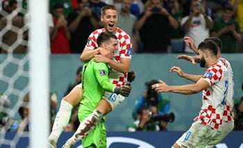 Los jugadores de Croacia festejan con su arquero Dominik Livakovic que atajó tres penales