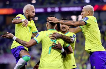 Neymar y Richarlison celebran con Vinícius Jr uno de los goles brasileños ante Corea del Sur