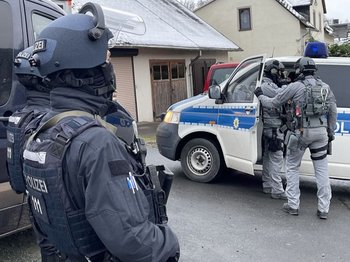 Policía de Alemania en el área de Bad Lobenstein, Thuringia, que participó del operativo