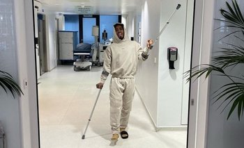 Gabriel Jesús con sus muletas al salir del hospital