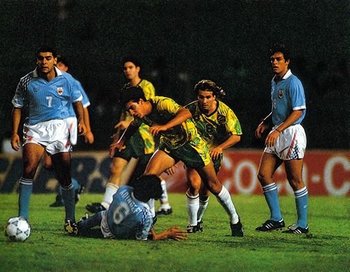 Sergio Sena y Edgardo Adinolfi de Uruguay frente a Australia en el Mundial Sub 20 de 1993