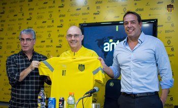 Peñarol presentó este viernes a Alfredo Arias como nuevo técnico en Los Aromos; allí lo presentaron el presidente Ignacio Ruglio y el director deportivo, Pablo Bengoechea