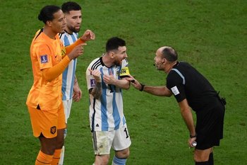 Los jugadores argentinos le protestaron airadamente al juez por los descuentos que permitieron el gol de Holanda a los 100 minutos