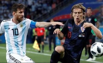Lionel Messi y Luka Modric van por la pelota en el encuentro entre Argentina y Croacia en el Mundial Rusia 2018