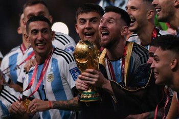 Messi levantando la Copa del Mundo en Qatar 2022